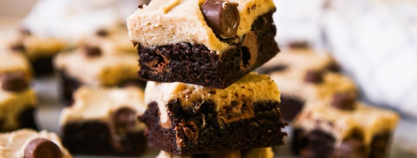 Rolo brownies for the win. These brownies are sweet, chocolatey and oh so good topped with a salted caramel buttercream frosting and mini rolos.| Indulge | Brownies | Baking with chocolate